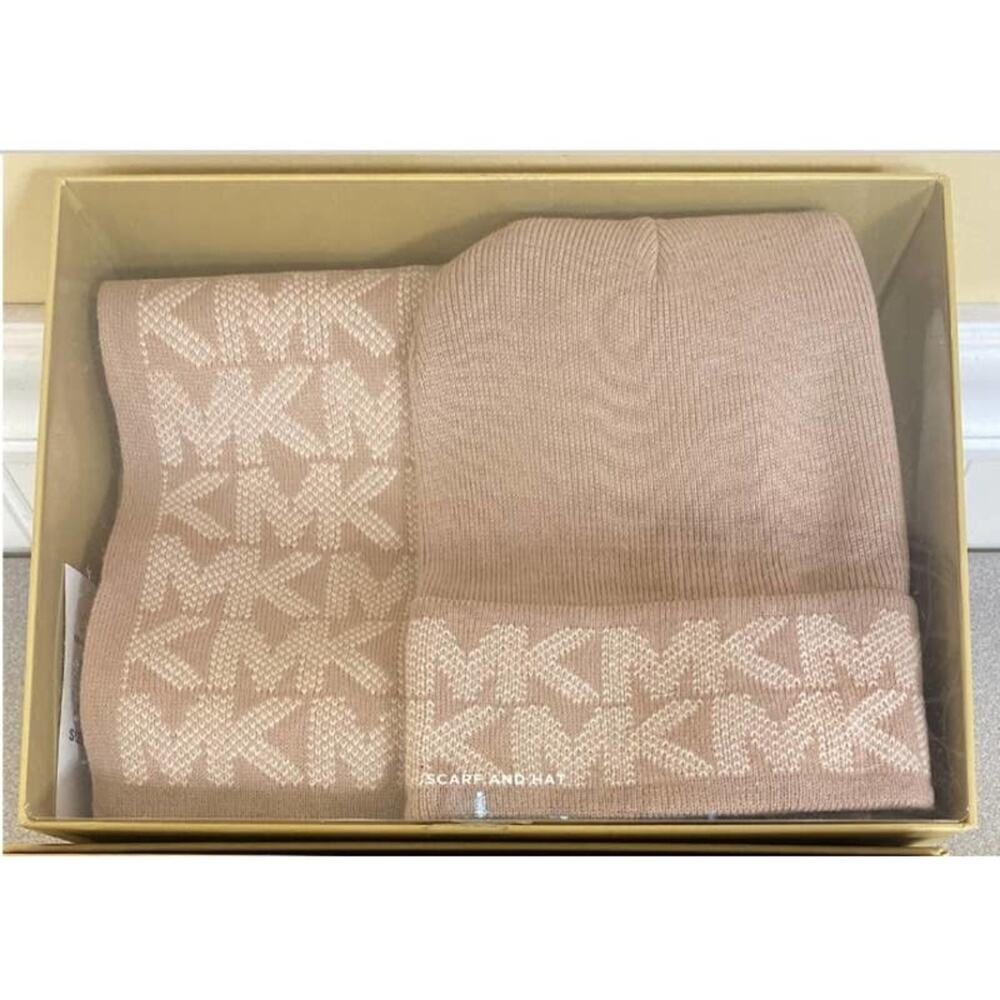 MICHAEL KORS SCARF AND HAT GIFT SET IN LIGHT PINK